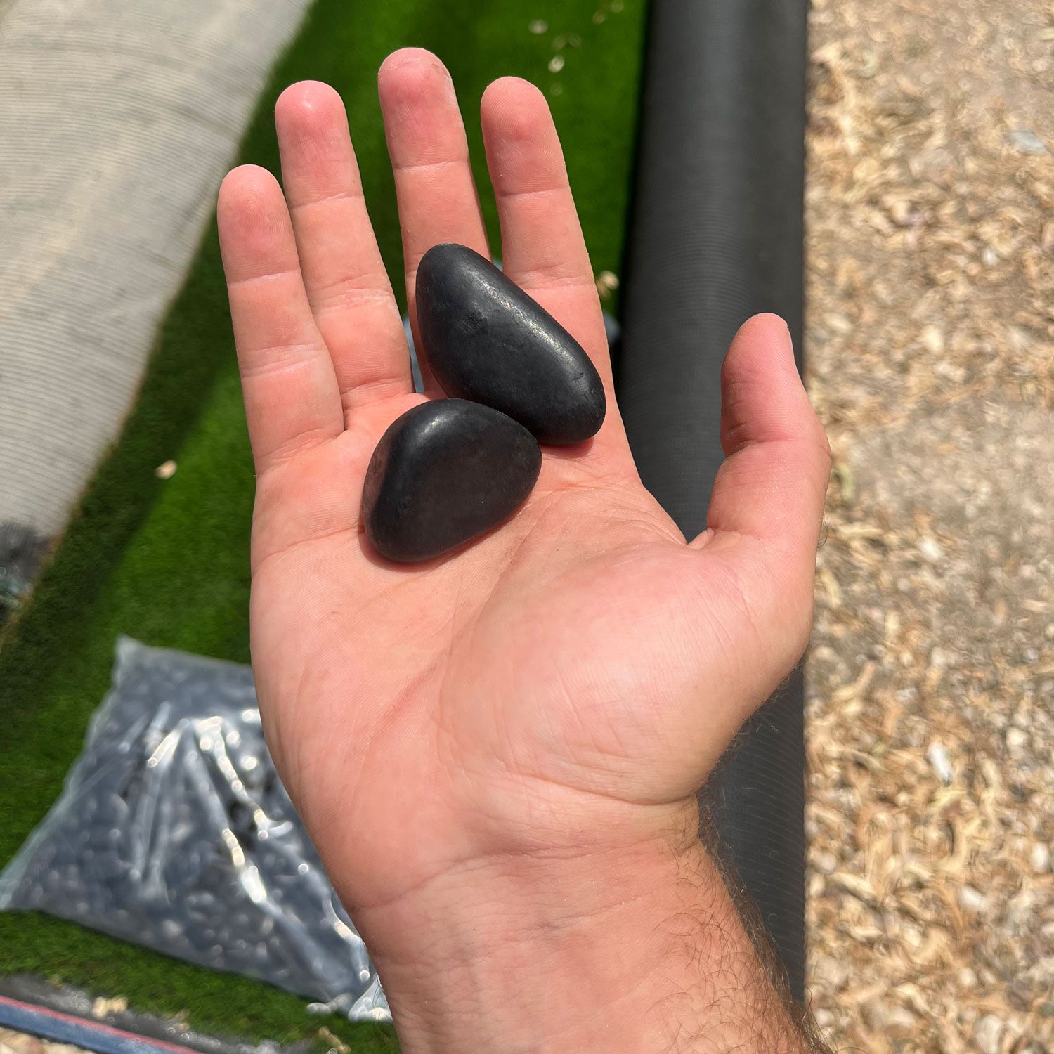 חלוקי נחל שחורים קטנים