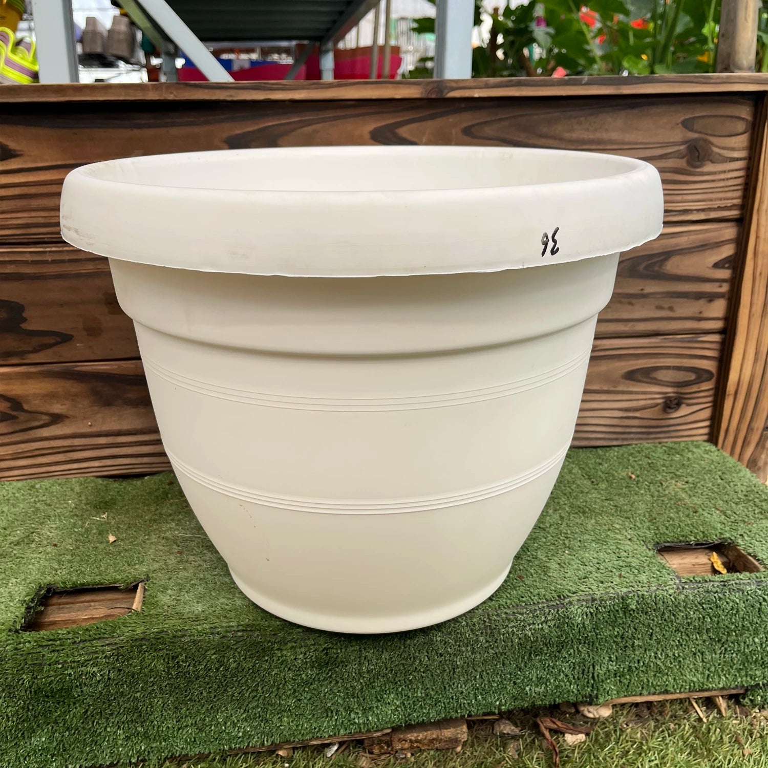 כד פלסטיק קוטר 42 גובה 35 לבן