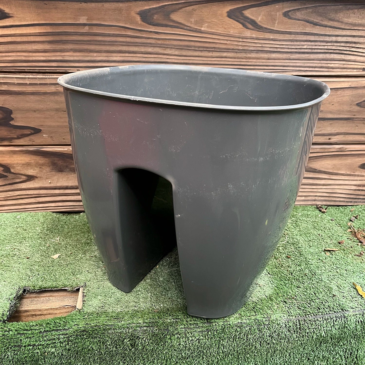 עציץ פלסטיק לתליה מרובע אפור 2