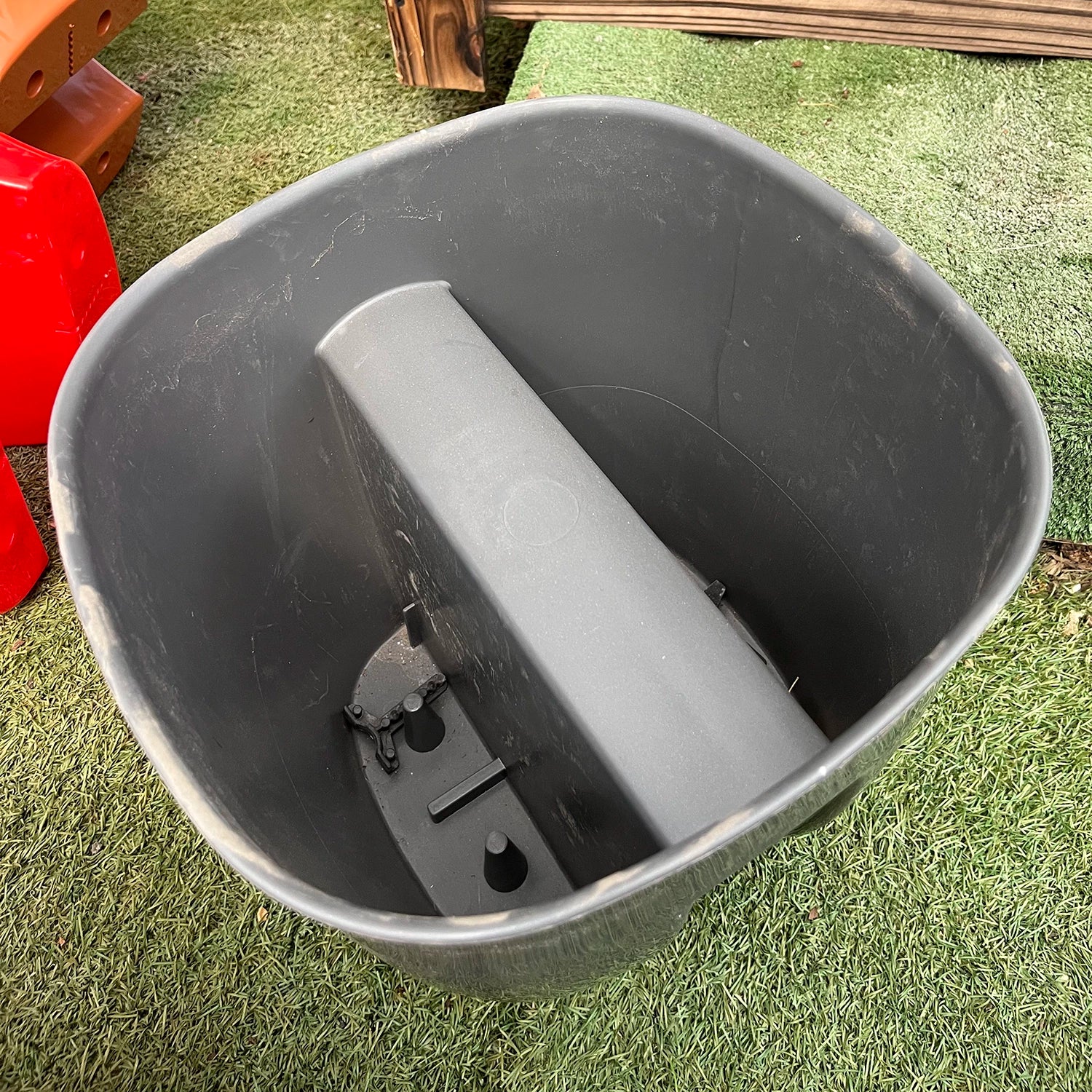 עציץ פלסטיק לתליה מרובע אפור