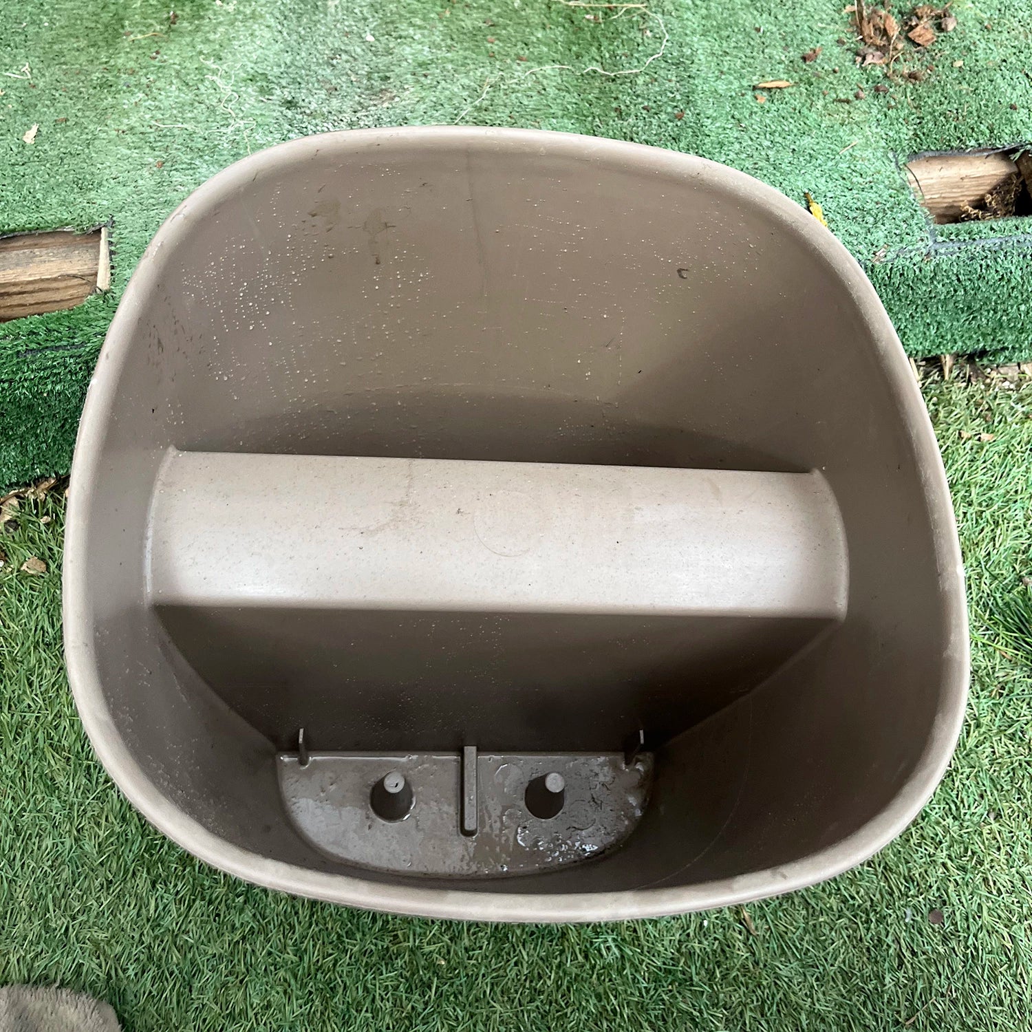 עציץ פלסטיק לתליה מרובע חום