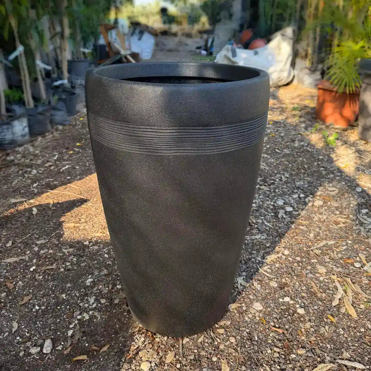 כד בצבע שחור מפלסטיק קשיח עם פסי חריטה